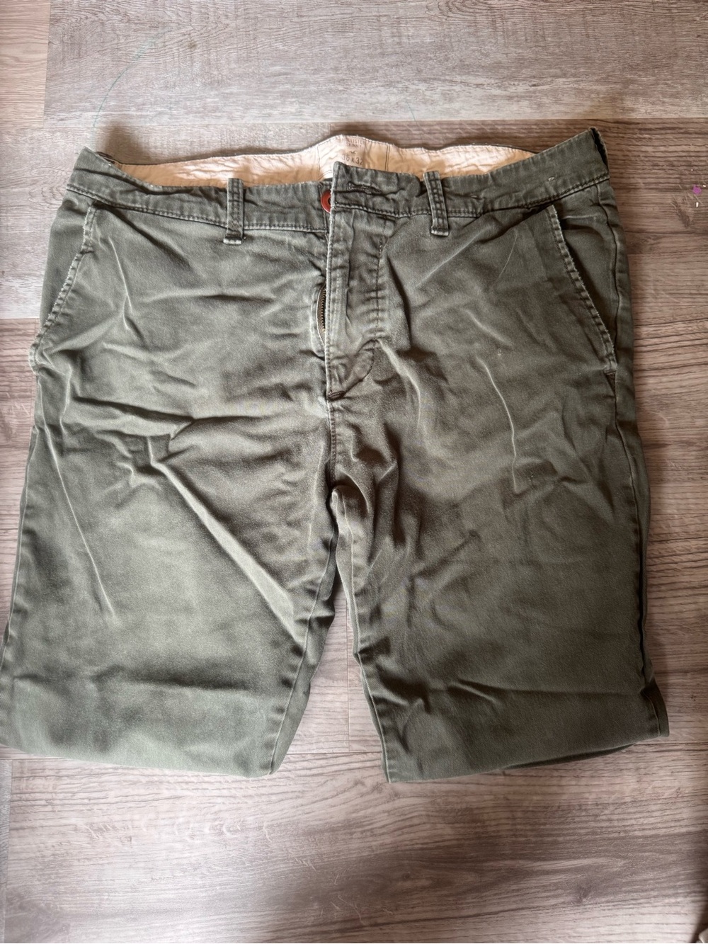 Hollister Men's Skinny Chino Shorts in Olive
